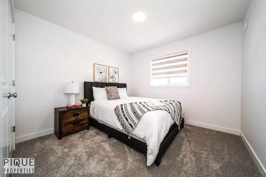 *New*Chic Modern Home*King Bed*Foosball*Sleeps 8! Edmonton 0*,